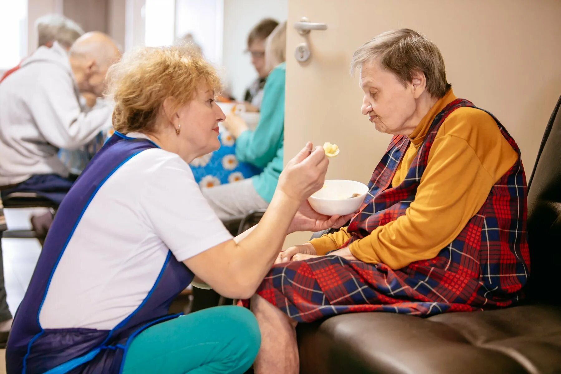 Пансионаты для психически больных nursing home. Пансионат для пожилых людей. Сиделки для пожилых людей. Реабилитация пенсионеров. Пожилые люди.