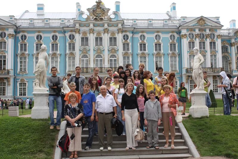 Экскурсия по пригородам. Экскурсовод в Петергофе. Экскурсовод музея Петергоф. Петергоф туристы. Индивидуальные экскурсии.