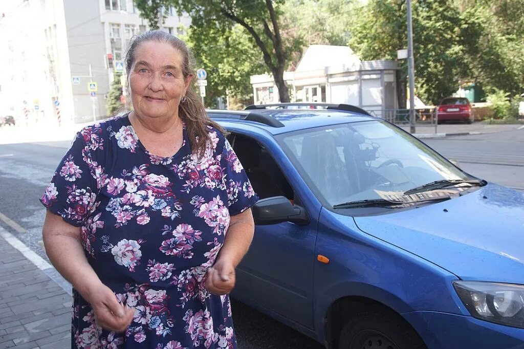 Бабушка таксист. Бабушка таксистка. Бабушка в такси. Таксистка 2019