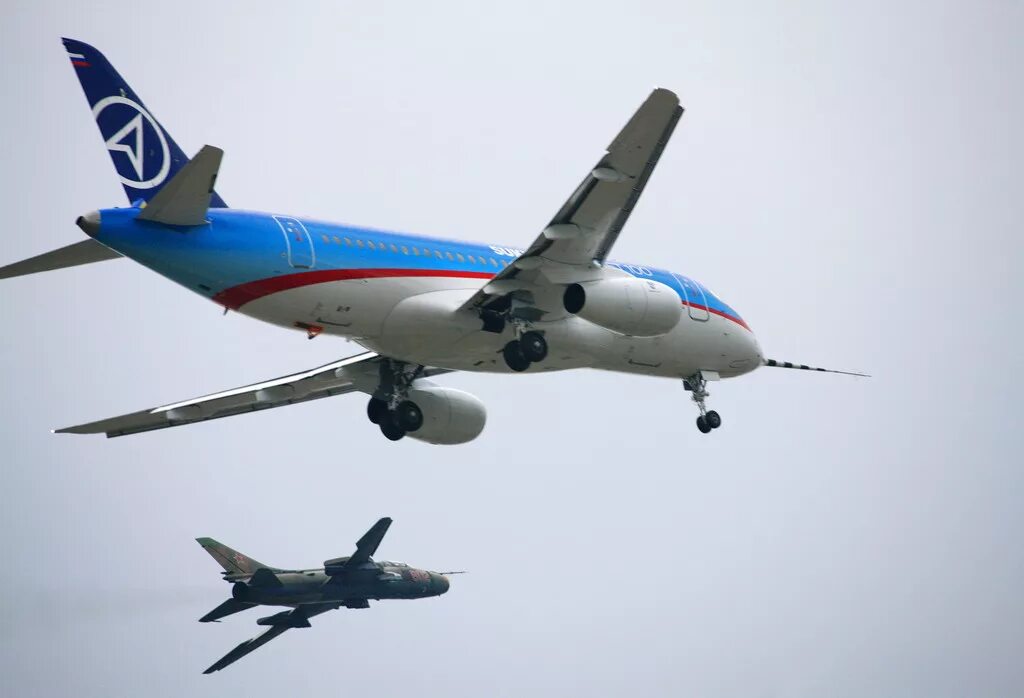 Utair самолеты красноярск. Руслайн курск. Самолет авиакомпания россия боинг 777. Самолет путина ил 96. Canadair regional jet руслайн самолет.