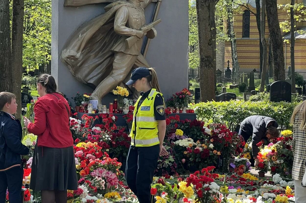 В риге запретили нести цветы. Латвия день Победы. Девятое мая в Риге. Памятник Победы. Празднование дня Победы.