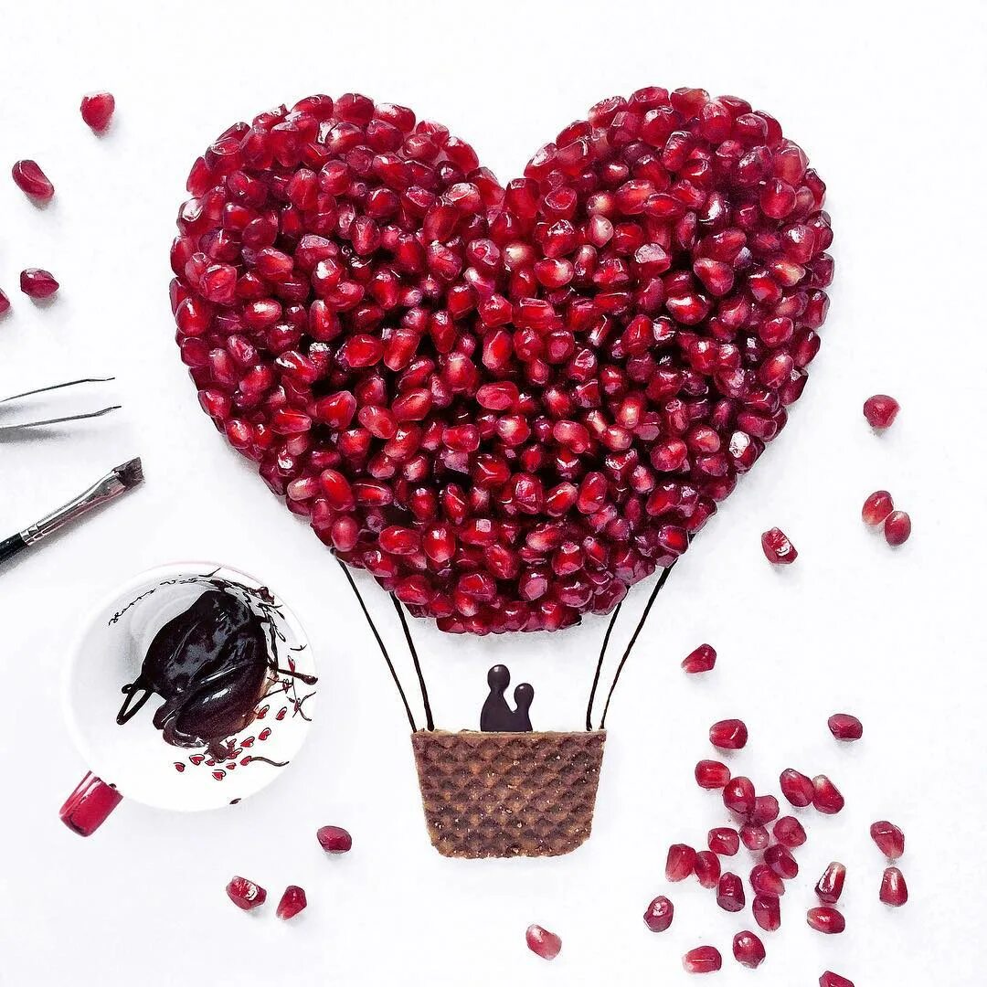 Сердце из ягод. Фрукты в виде сердца. Сердечко из ягод. Ягодное сердце.
