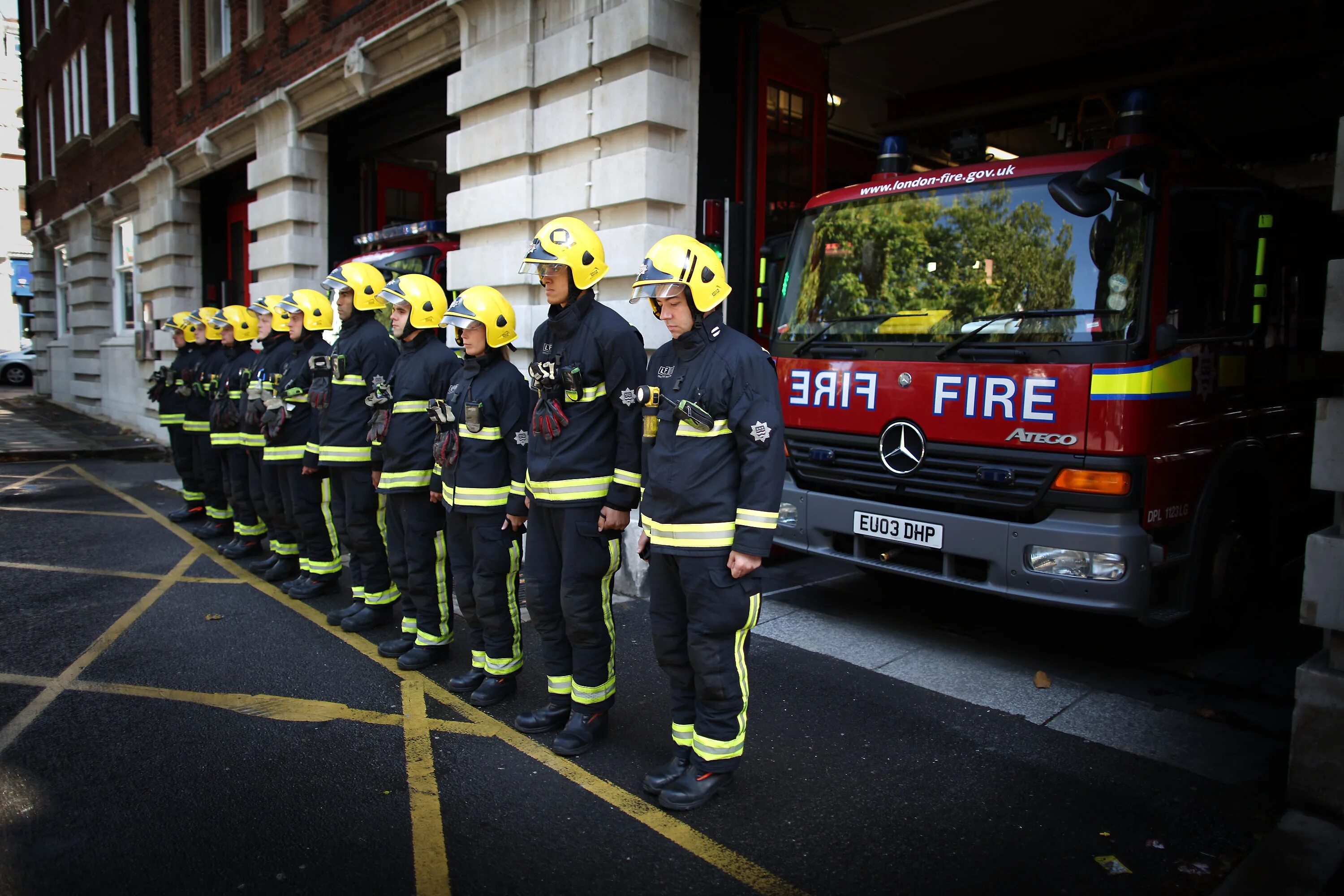 Девушка спасатель. Девушки спасатели мчс. Мчс россии кинология. Неженские профессии. Архангельская областная служба спасения им и.