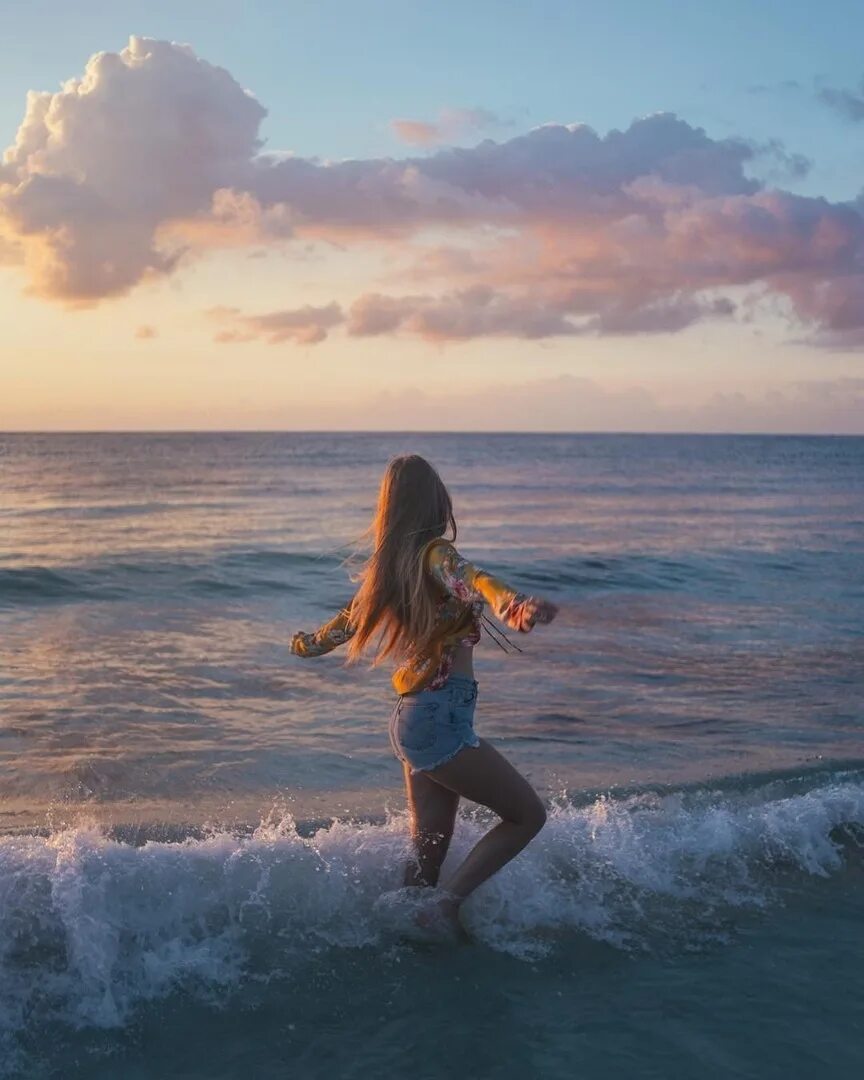 Девушка на закате. Шатенка на море. Девушка-море. Брюнетка со спины. Девушка-море.