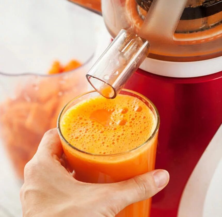 Свежевыжатый сок является чистым веществом. Свежевыжатый сок. Морковный сок. Свежевыжатый сок морковь. Соки свежевыжатые для очищения организма.