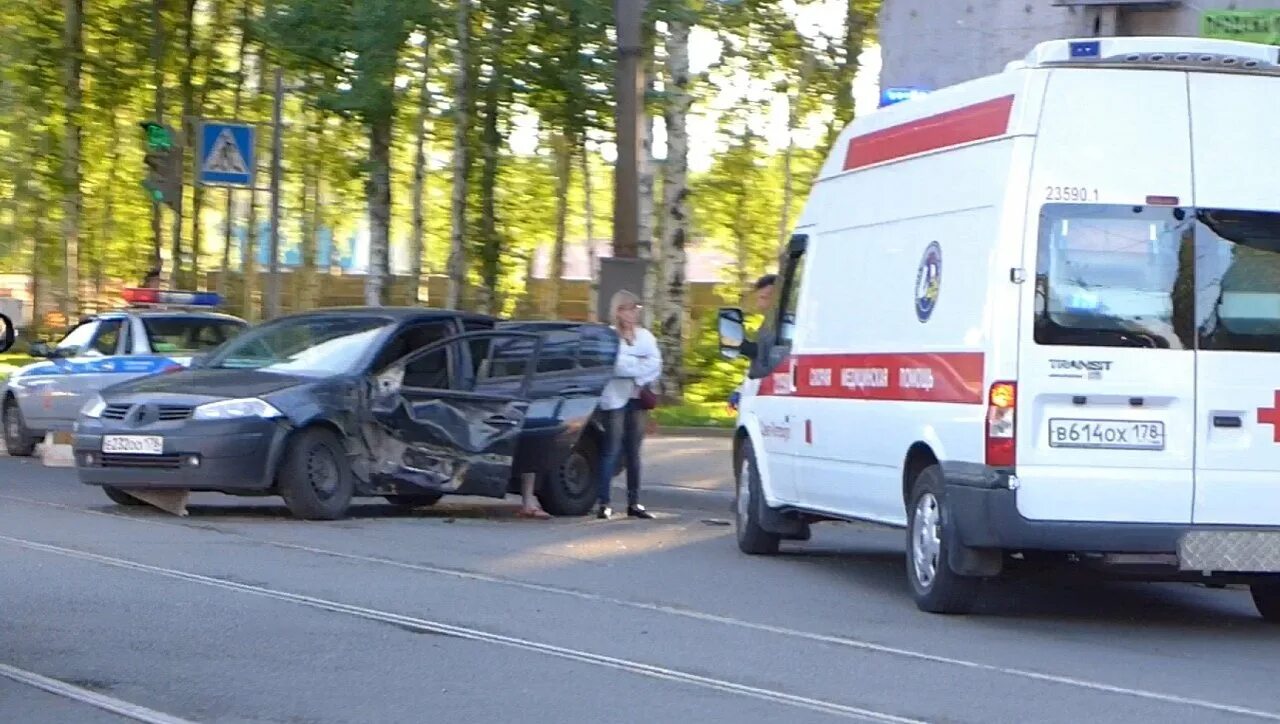 Вызывать скорую помощь к месту происшествия