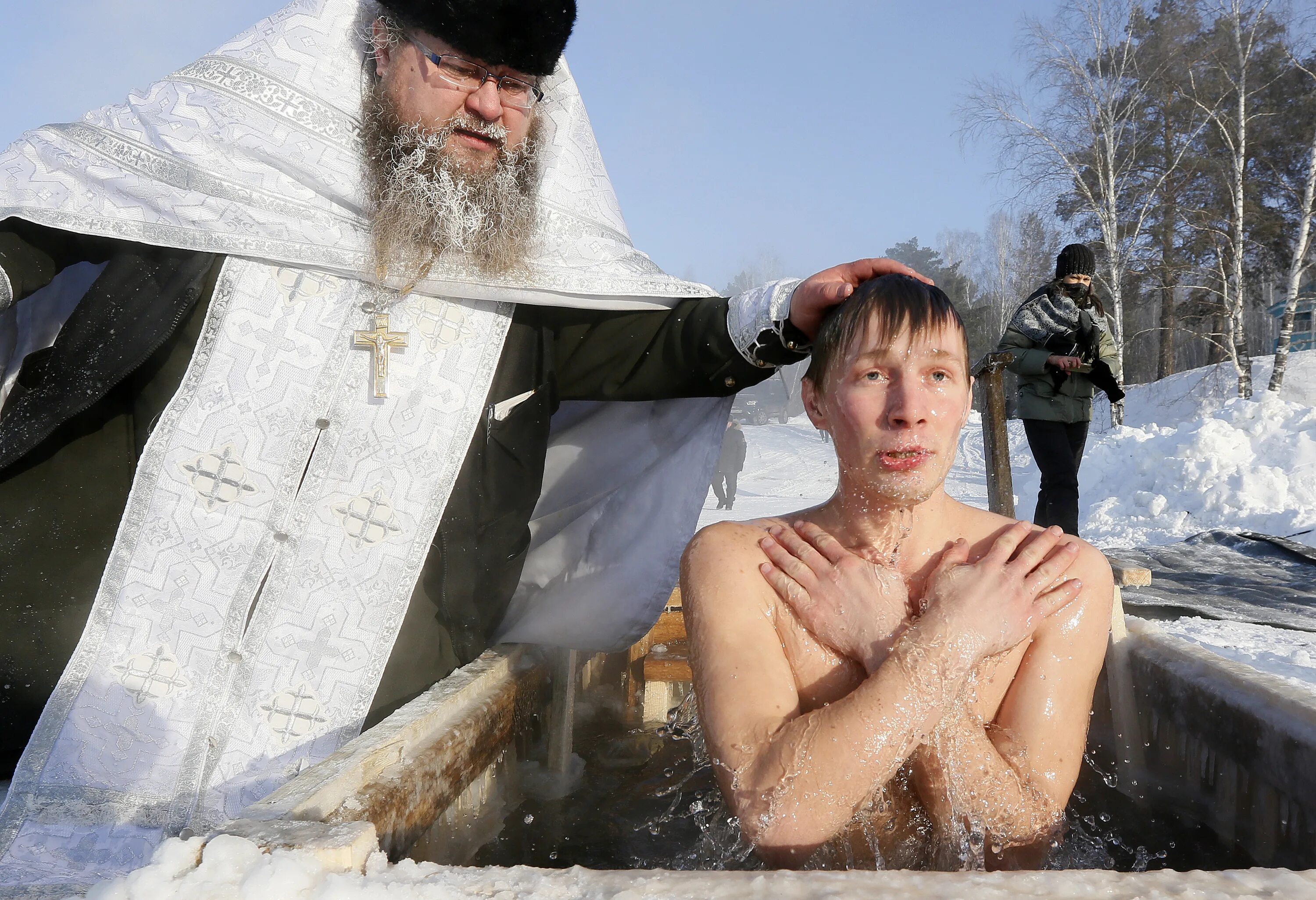 Крещение прорубь. Окунание в прорубь на крещение. Зимние купания в проруби. Надо искупаться