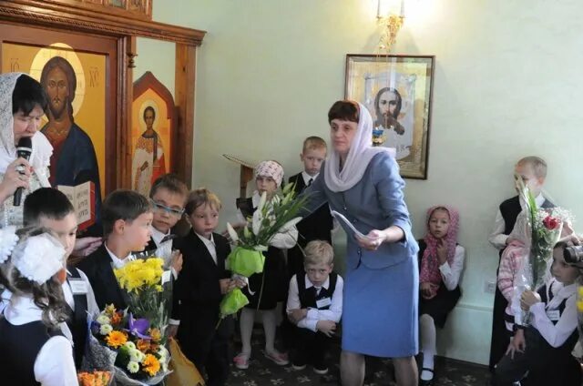 Православная гимназия радонеж в ясенево. Гимназия радонеж. Храм гимназии радонеж. Гимназия радонеж фото. Классическая гимназия в москве.