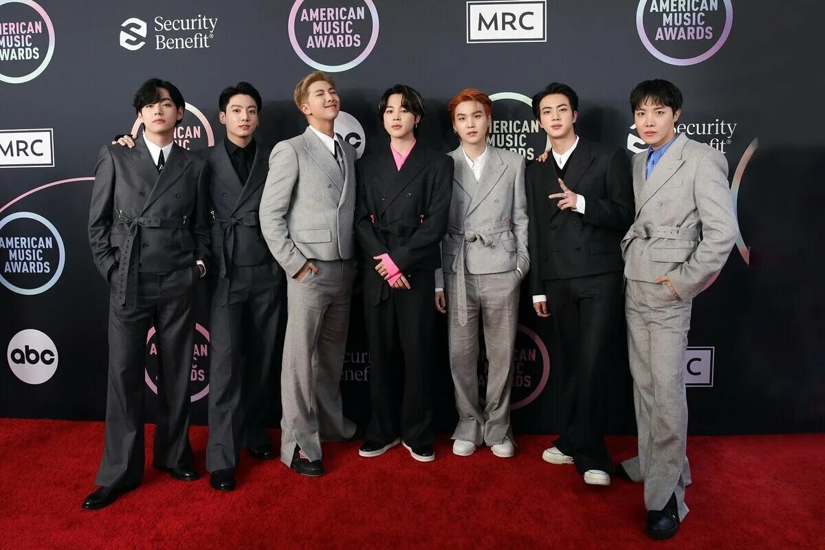 Сколько лет bts в 2025 году. American music awards 2025 bts. бтс на красной дорожке грэмми 2025. bts на красной дорожке 2025. бтс amas 2025.