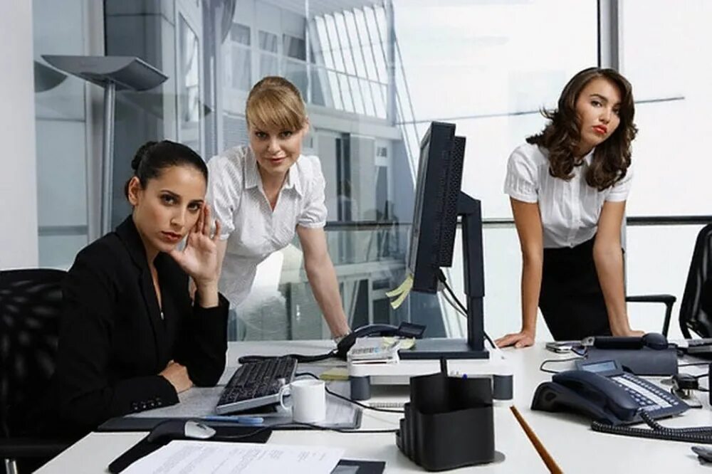 Фотосессия женского коллектива в офисе. Женский коллектив в офисе. Женщина в офисе. Женщина в офисе. Женский офисный коллектив.