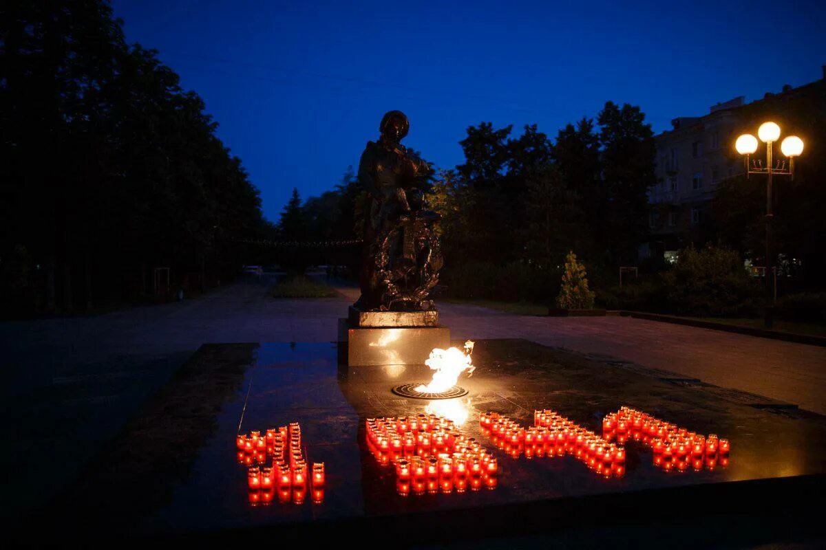 Свеча памяти и скорби 22.03 2024. Свеча памяти 22.06.2022 Дмитров. Мемориал вечный огонь Белгород. Памятник свеча памяти в Белгороде. Белгород день скорби.