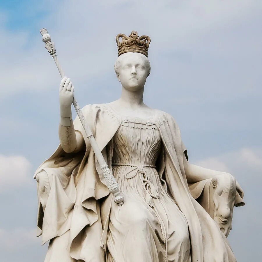 Victorias great. Боудикка Королева статуя. Королев статуя Королева. Статуя Виктории. Статуя королевы в Березовском.