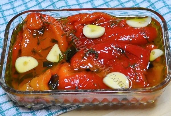 Перец болгарский жареный с чесноком. Печеные перцы в масле с чесноком. Печеные перцы в масле с чесноком. Печеные перцы в масле с чесноком. Чаман для приготовления печеного перца на зиму.