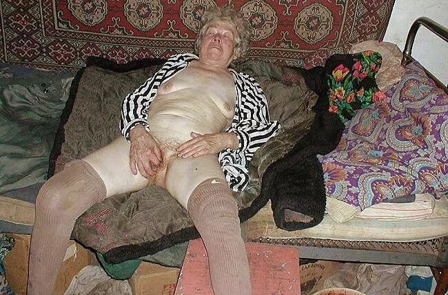 Фото голых старых телок. По их поведению можно подумать, что раньше они были шлюшками