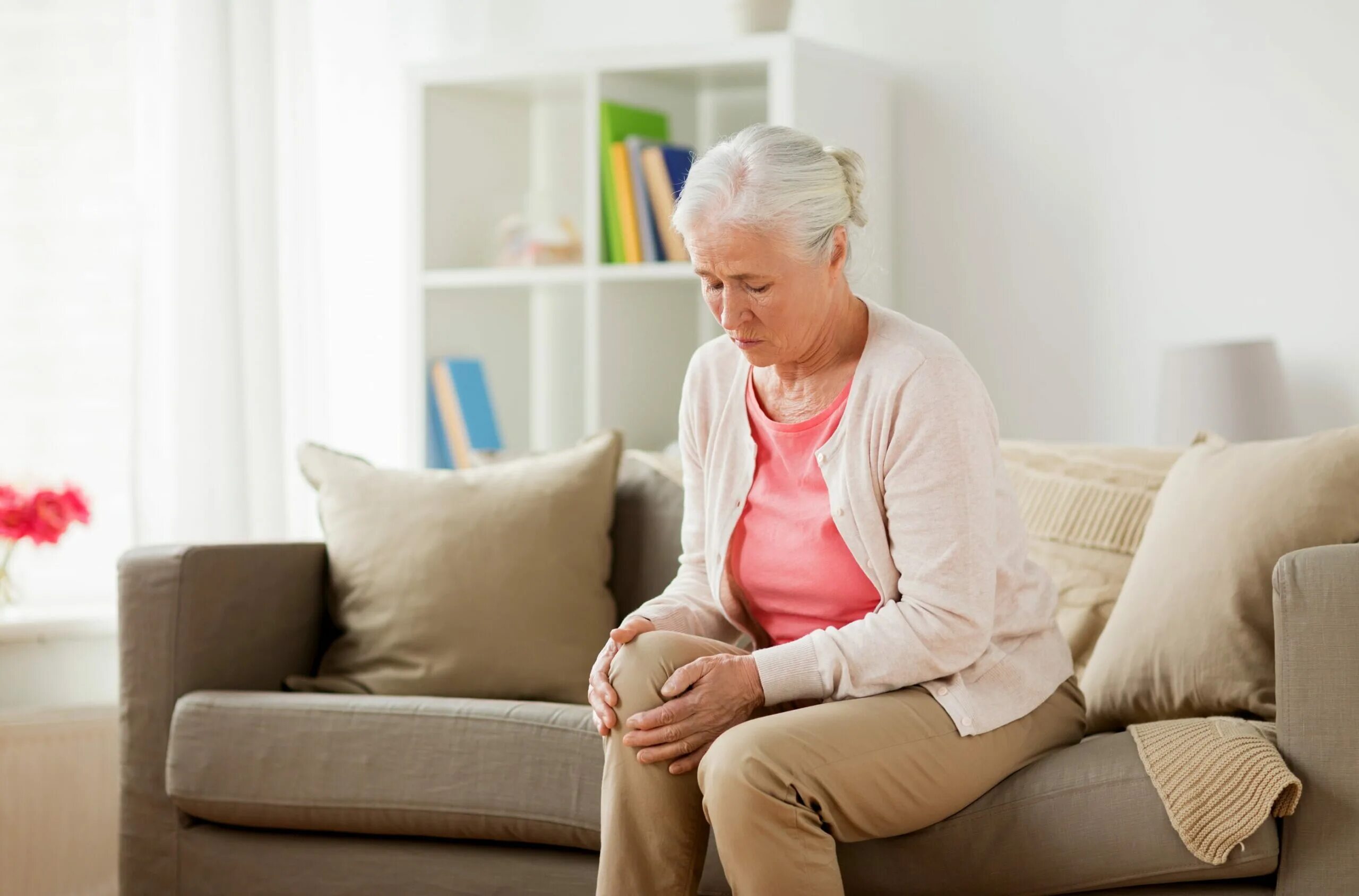Лечение боли в коленях у пожилых людей. Бабушка с больным коленом. Суставы пожилых. Старушки с больными суставами. Ноги в старческом возрасте.