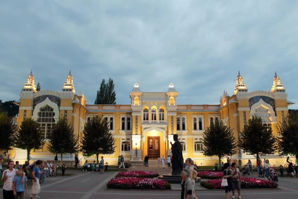 Санаторий нарзанные ванны Кисловодск. Главные нарзанные ванны Кисловодск. Нарзанные ванны на курортном бульваре в Кисловодске. Санаторий главные нарзанные ванны Кисловодск. Чем заняться в кисловодске