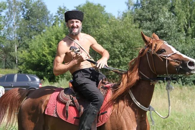 Ездоки в седлах