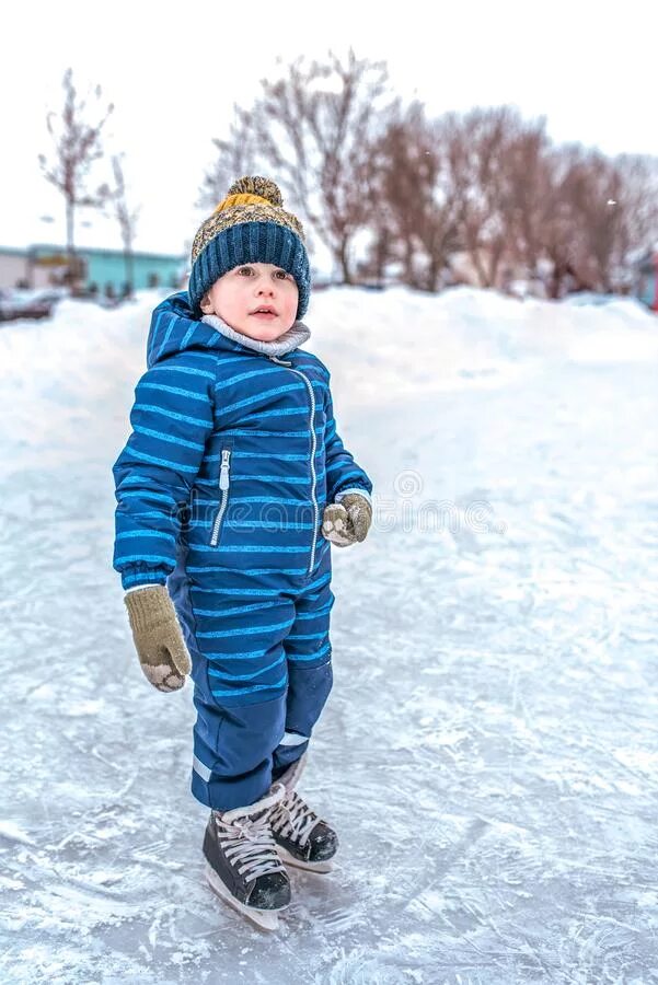 Зимний мальчик 3. Маленький мальчик на катке. Зимняя фотосессия мальчик 3 года. Мальчик на коньках. Маленькие дети на катке 3 лет.