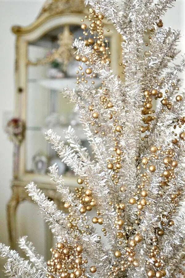 Золотой новогодний декор Christmas-Tree-White-Room-HTOURS1206-de White christmas trees, Chic christmas, B