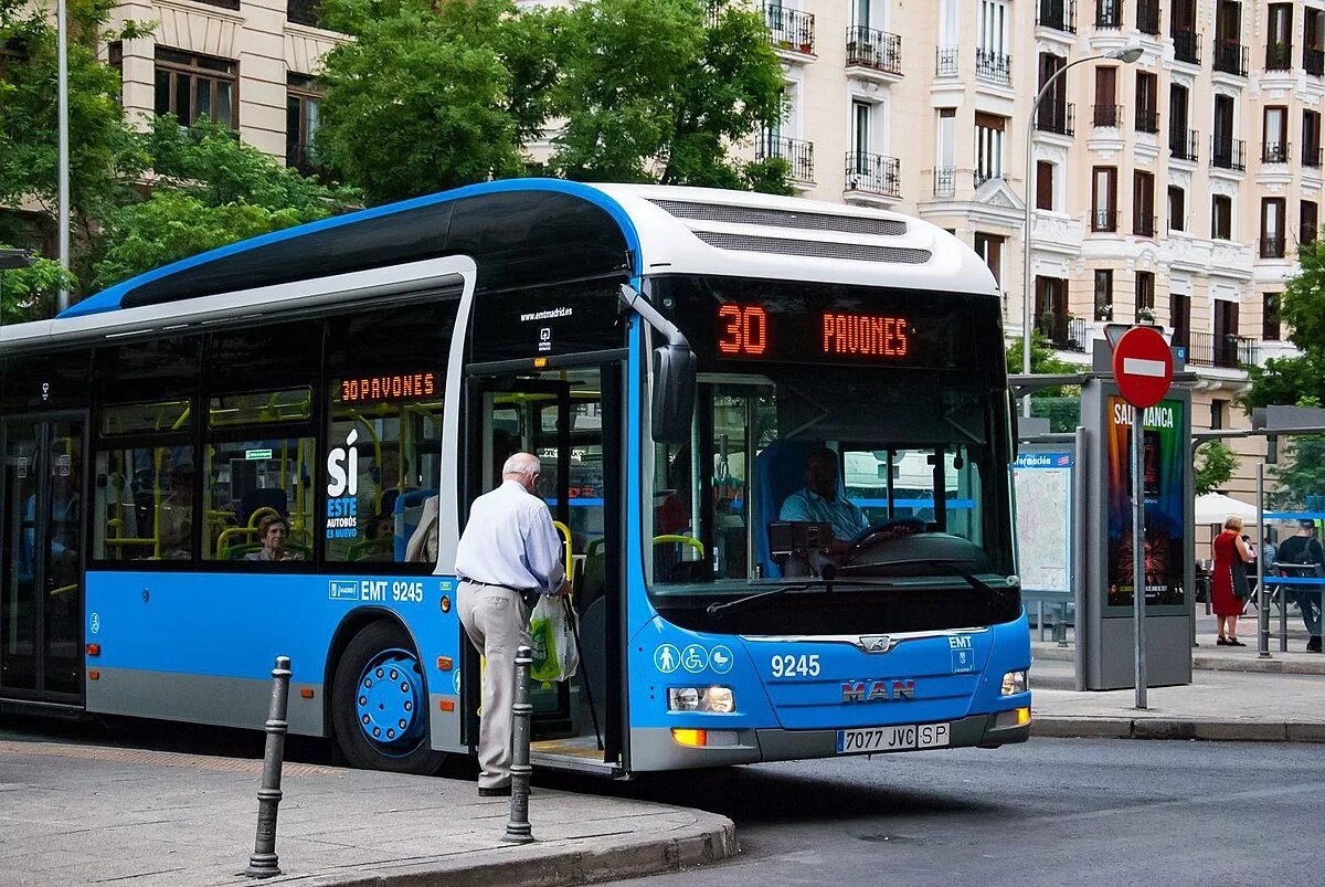Купить автобус метро. Общественный транспорт Мадрида. Автобусы в Мадриде. Метро автобус. Маршрутка в Мадриде.