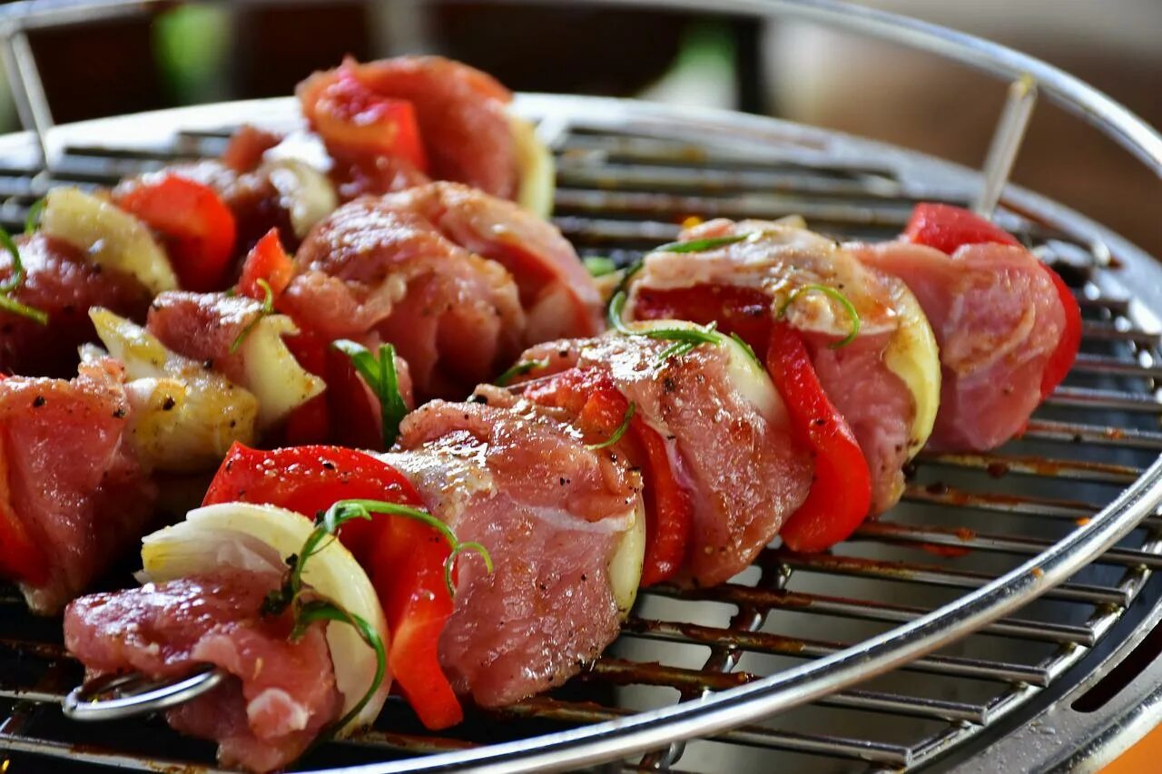 Замариновать мясо на шашлык из свинины вкусно. Шашлык из свинины. шашлык полуфабрикат. маринад для шашлыка. шашлык сырой.