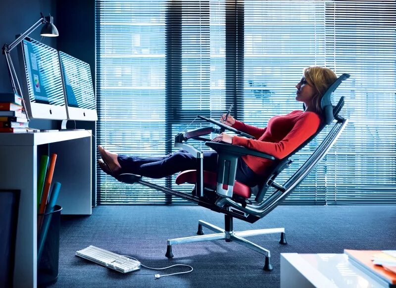 Офисное кресло altwork station. Рабочая станция altwork station. Кресло для компьютера. Лежачее рабочее место. Ergonomic workstation.