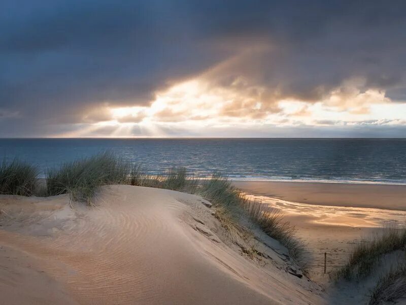 Каменистый берег черного моря. Берег моря. Пустынный пляж. Сердечко на берегу моря. Море песчаный пляж.