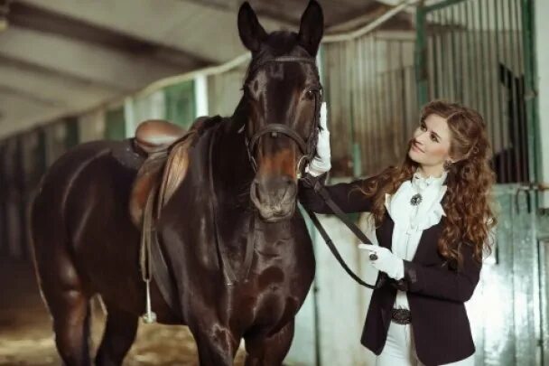 Фотосессия с лошадьми. Девушка в конюшне. Девушка в конюшне. Ухаживание за лошадьми. Конюшня рязань.