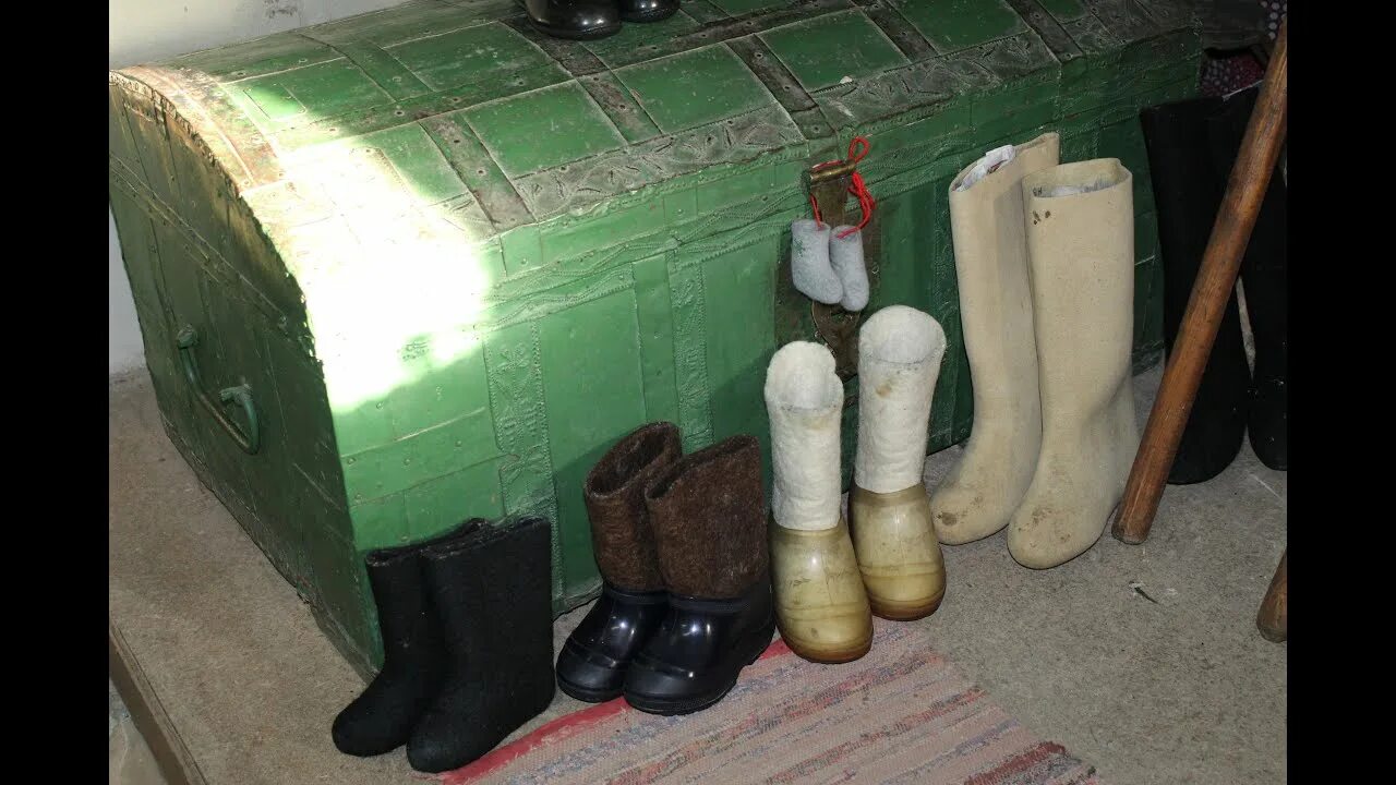 Валенки валенки носит дед удаленький песня. Инструменты для валенок крестьянского быта. валенок 1981 г. валенки убитые в хламину. ялхороев альберт валенки эх валенки.