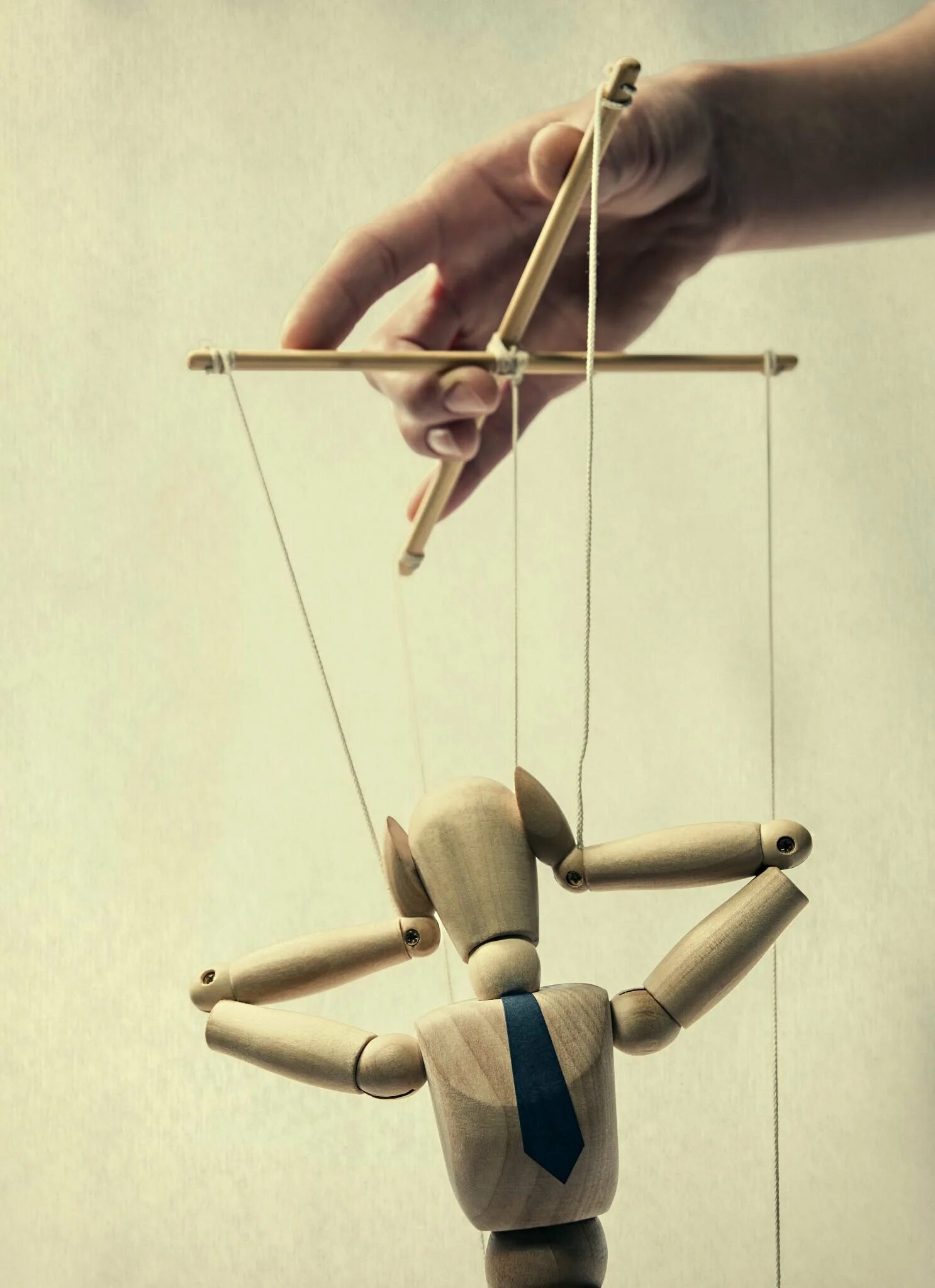 Руки кукловода. Кукловод и марионетка фнаф. Кукла на нитках. Руки кукловода. Женщина марионетка.