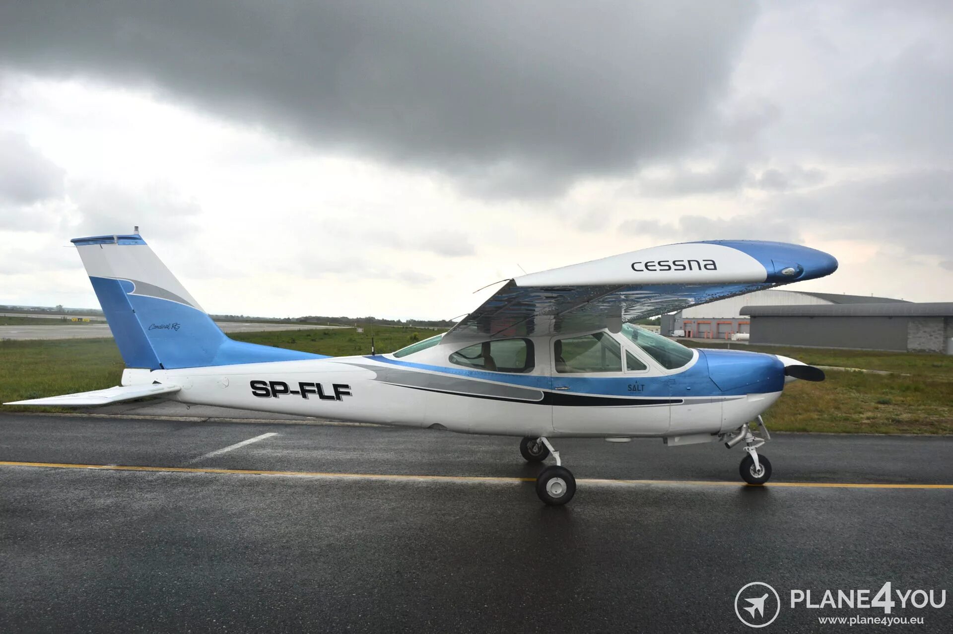 Plane 24. Cessna 182 салон. Yak 42d. Plane 24. Самолет cirrus sr22.