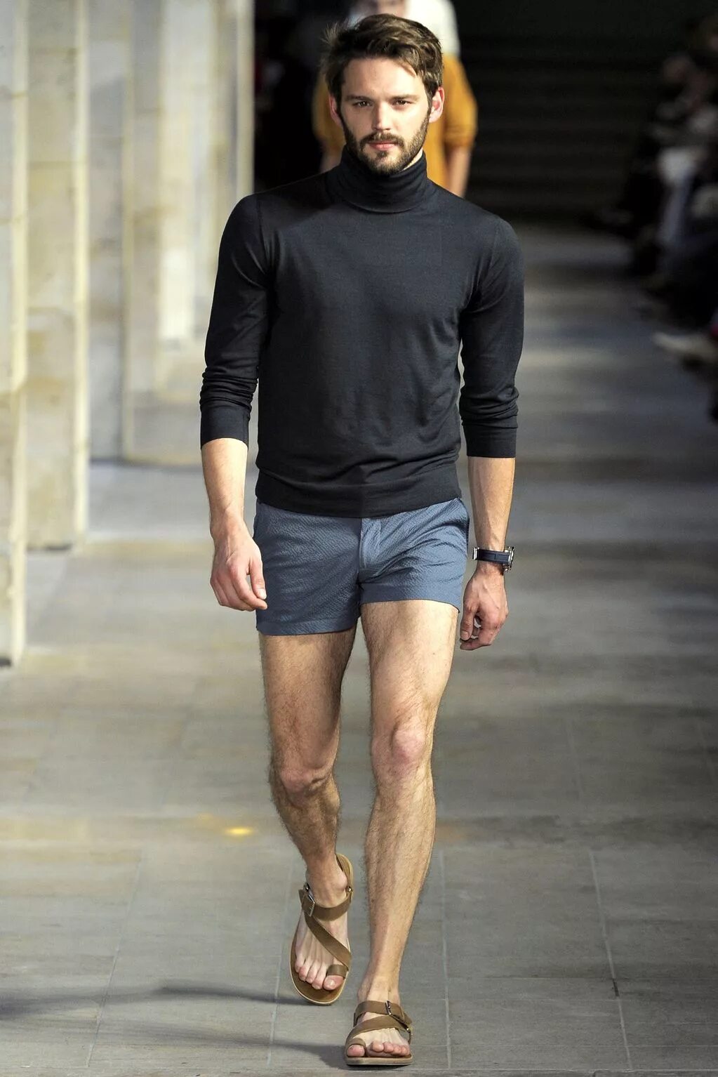 Бег мужчина. Бизнесмен на улице. Стильные костюмы для худых мужчин. Костюм мужской. Стиль для мужчин.