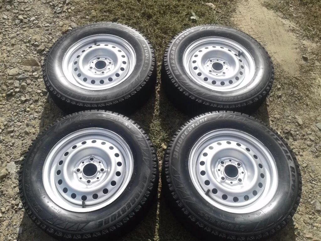 Резина bridgestone r13. Колеса р13 на ВАЗ. 175 70 Р13 Бриджстоун. Bridgestone 215 r13. Колесо Жигули r13.