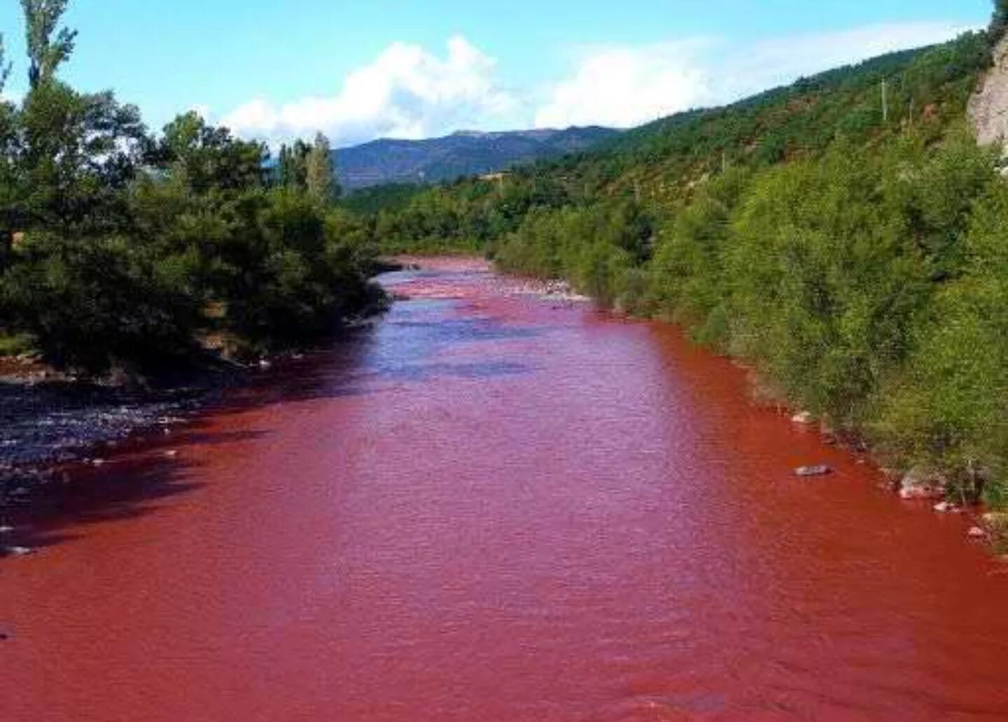 Красная река в Куско Перу. Красная речка. Река с красной водой.