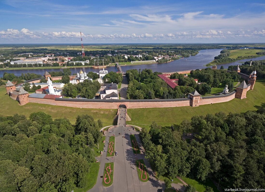 Великий новгород переехать. Новгородский Кремль Великий Новгород. Достромечательности Великого Новгорода Кремль. Великий Новгород Кремль сверху. Исторический парк Великий Новгород.