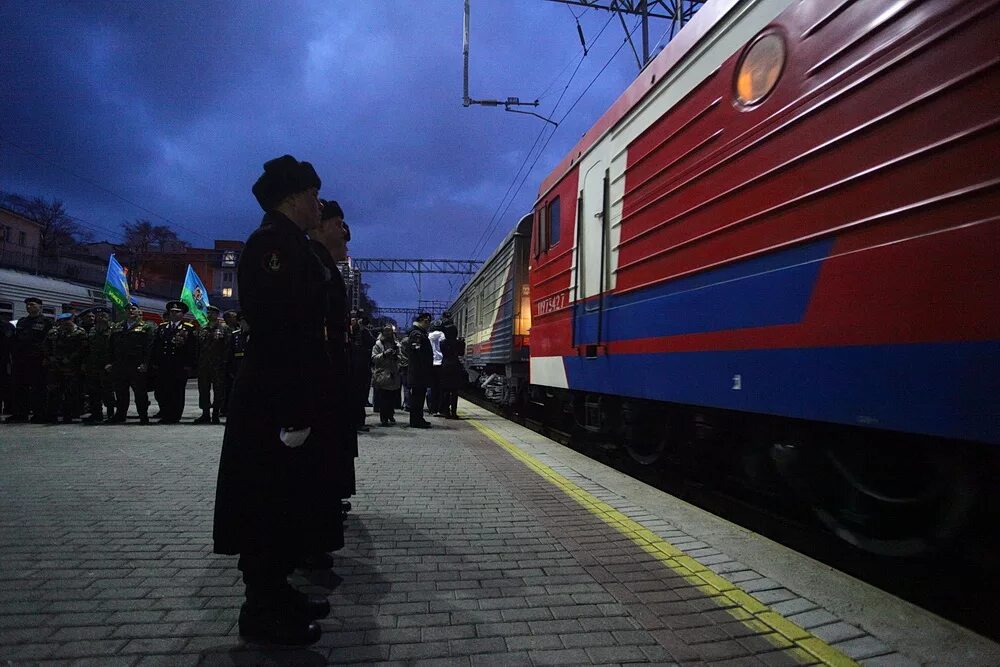 Солдат на перроне. Солдаты на вокзале. Военный поезд. Проводы на вокзале.