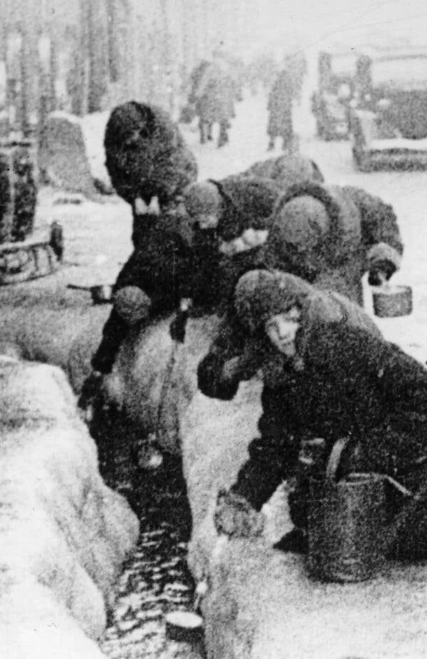 Каннибализм в блокадном ленинграде. Людоеды в блокадном ленинграде. Рынок в блокадном ленинграде. Как вычисляли людоедов в блокадном ленинграде. Каннибализм в блокадном ленинграде.