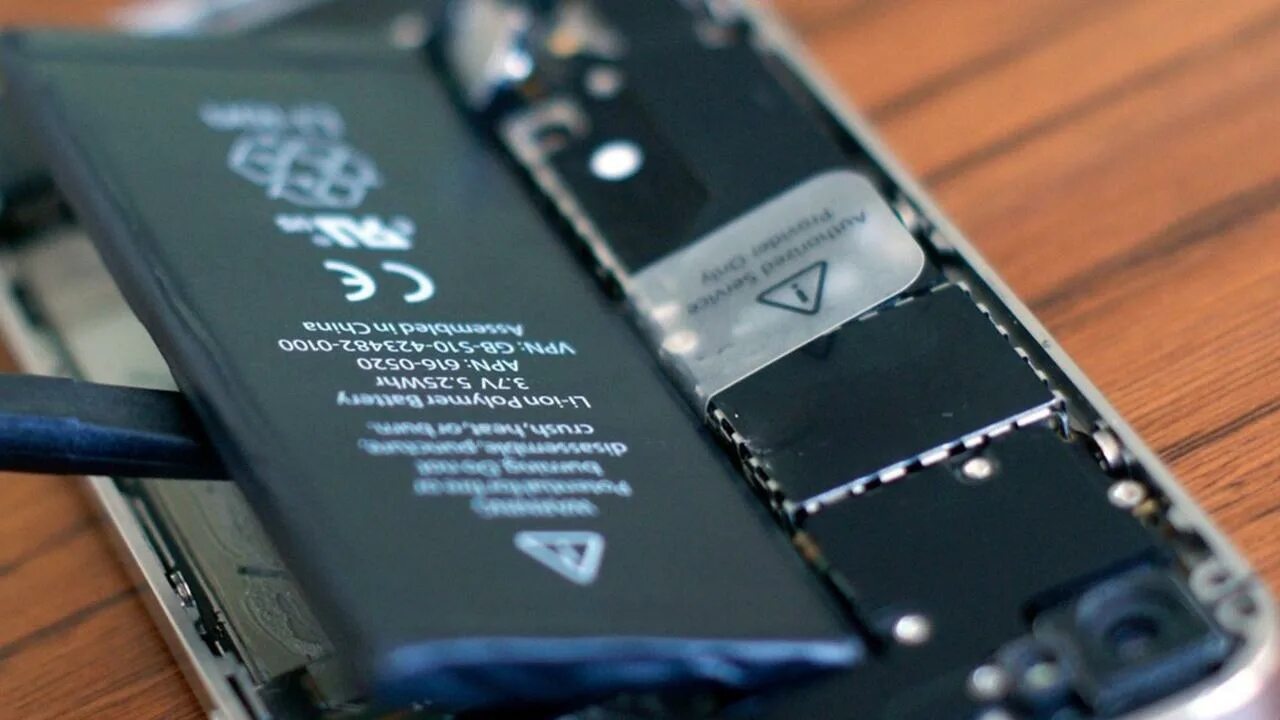 Телефон battery. Iphone 7 Battery. Аккум айфон 11. Батарейка айфон. Что внутри аккумулятора телефона.