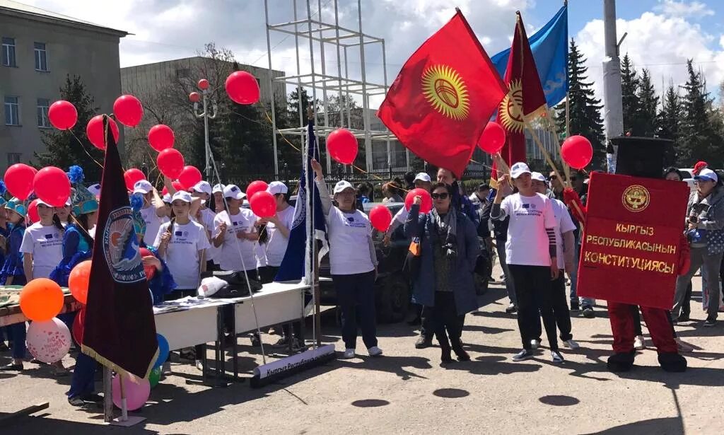 Сегодня 5 мая. 5 Май Конституция Кыргызской Республики. 5 Мая день Конституции Кыргызской Республики. 1 Мая Кыргызстан. 1 Мая праздник Кыргызстан.