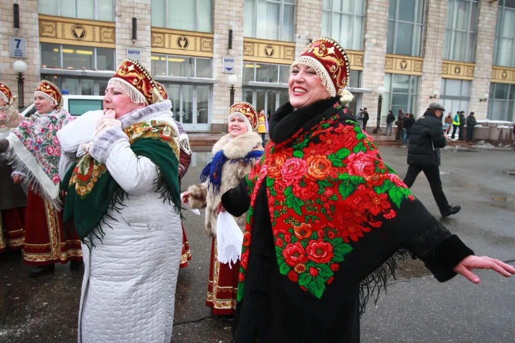 Как завязывать платок на масленицу. Платок на Масленицу. Платок доч Мсленицы. Цветные платки на Масленицу. Яркий платок на Масленицу.