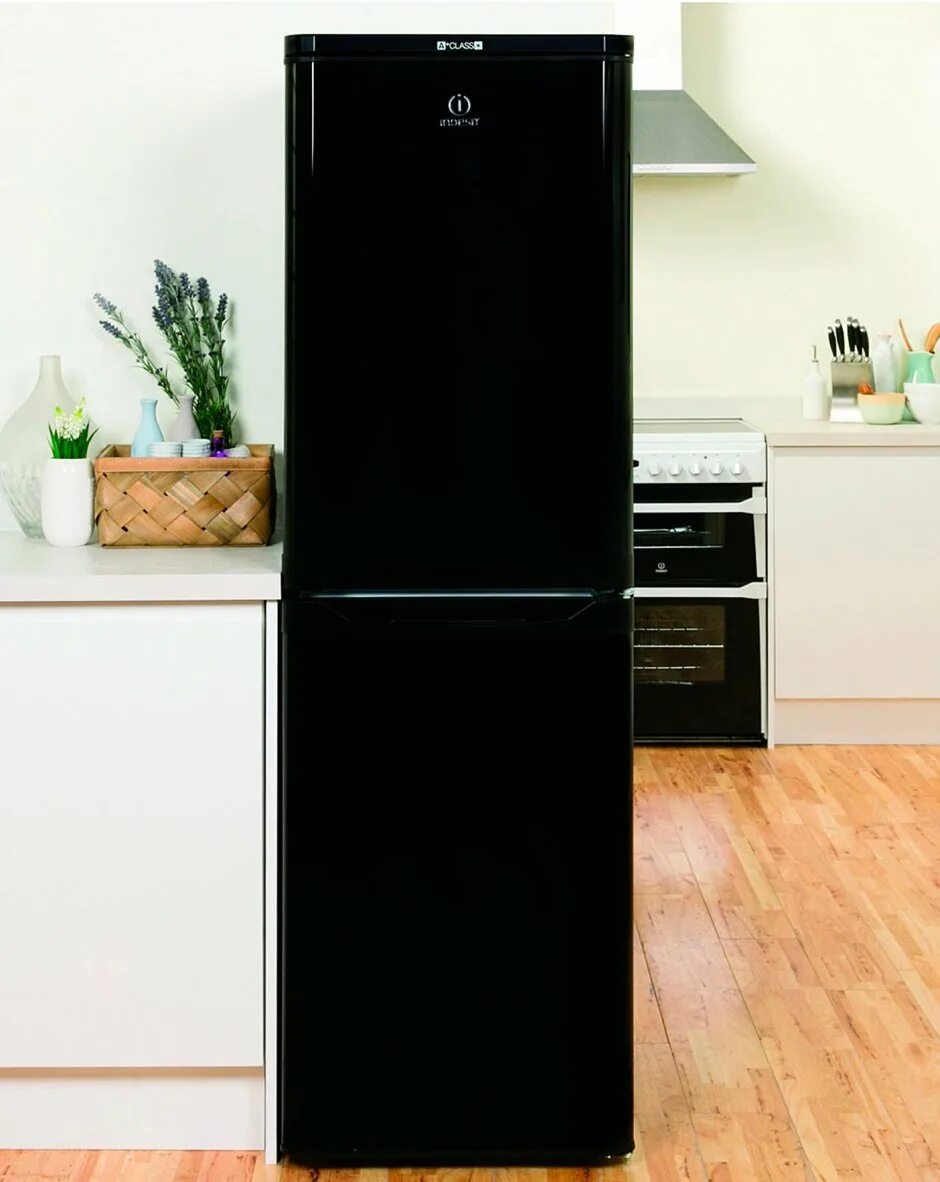 Узкие холодильники до 55 см. Индезит холодильник 318 черный. Чёрный хооодильник Индезит. Холодильник Индезит черный глянец.