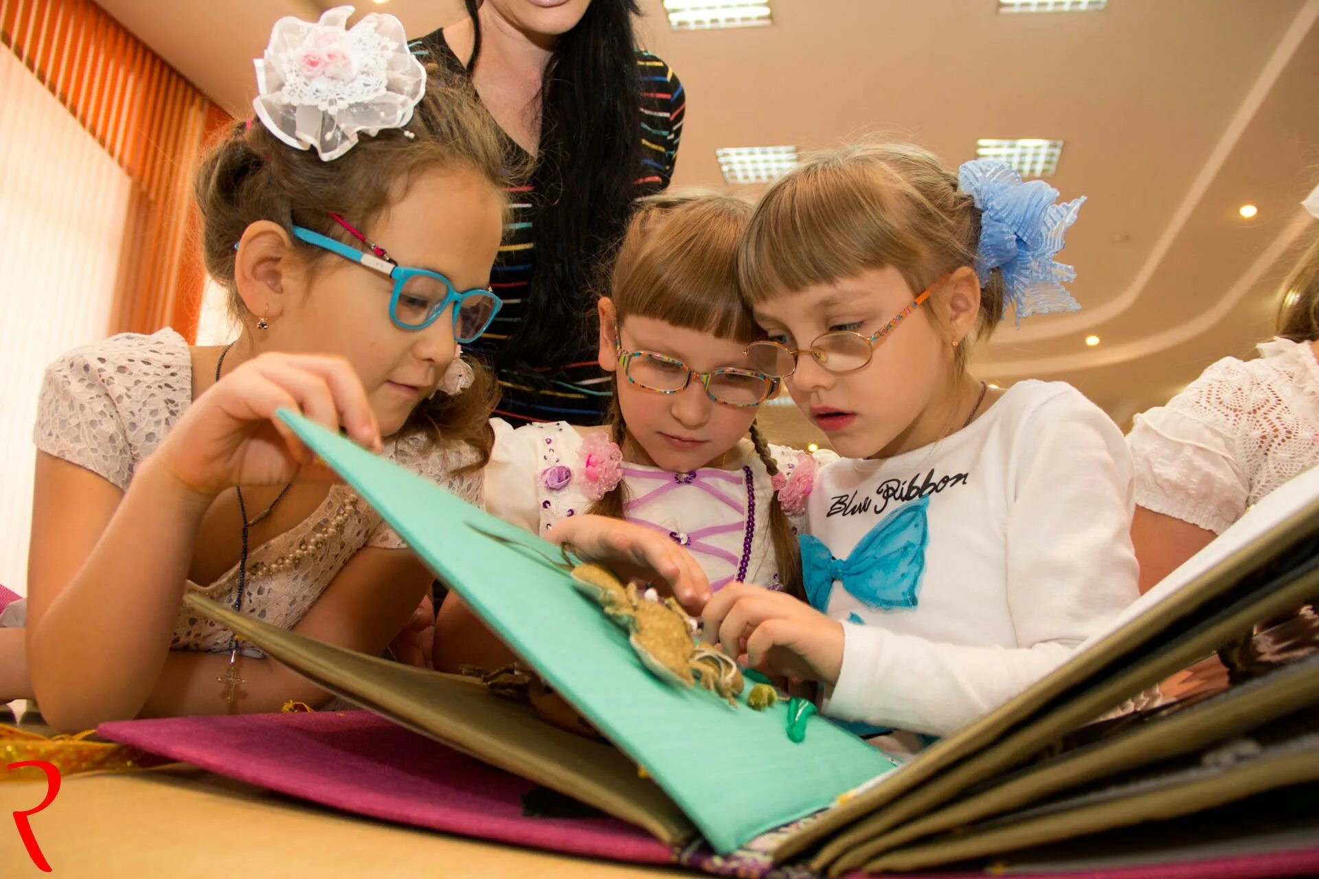 дети с нарушением зрения. рисование с детьми с нарушением зрения. работа со слабовидящими. детский сад для слабовидящих. дети с нарушением слуха.