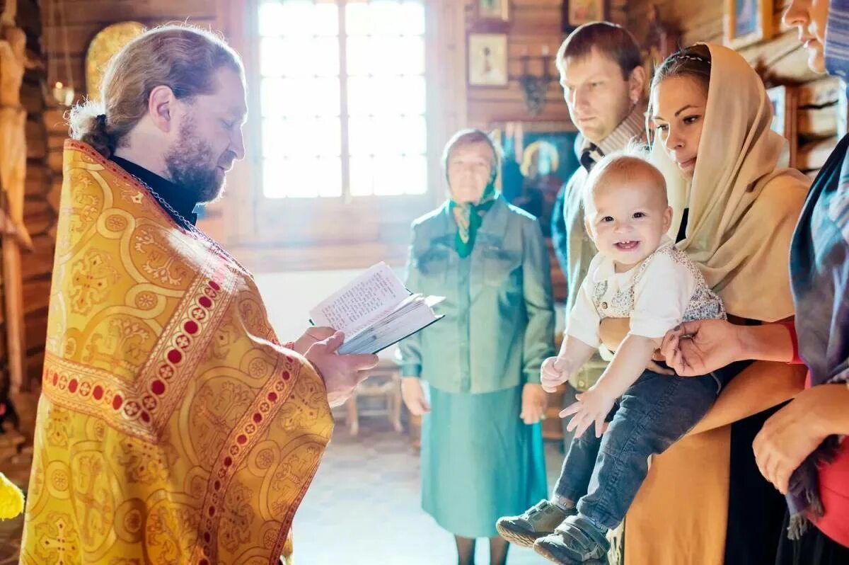 Дети в церкви. Православная семья. Православная семья в храме. Православный храм.