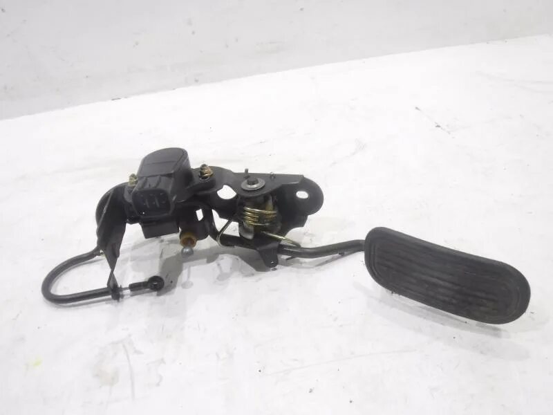 Рав4 кврданчик возле пидади. Накладка на напольную педаль газа рав 4. Педали рав 4 2007. Тойота рав 4 педали. Toyota rav4 педаль газа.