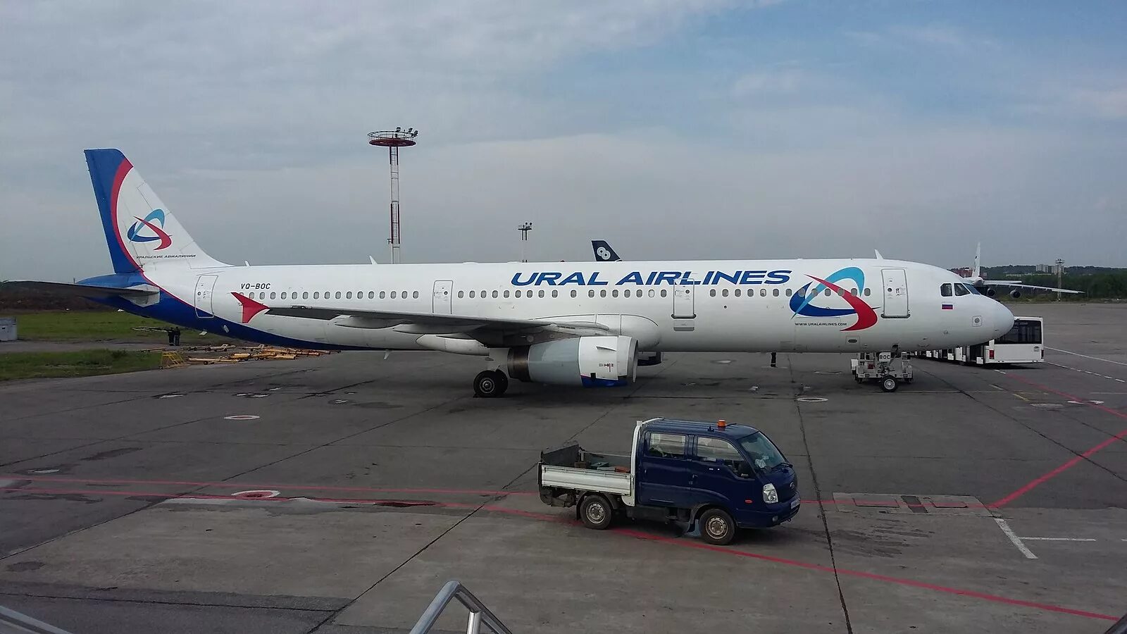 Ural airlines рейсы. Самолет у6 уральские авиалинии. airbus a321 уральские авиалинии. а 320 уральские. a320 ural airlines.