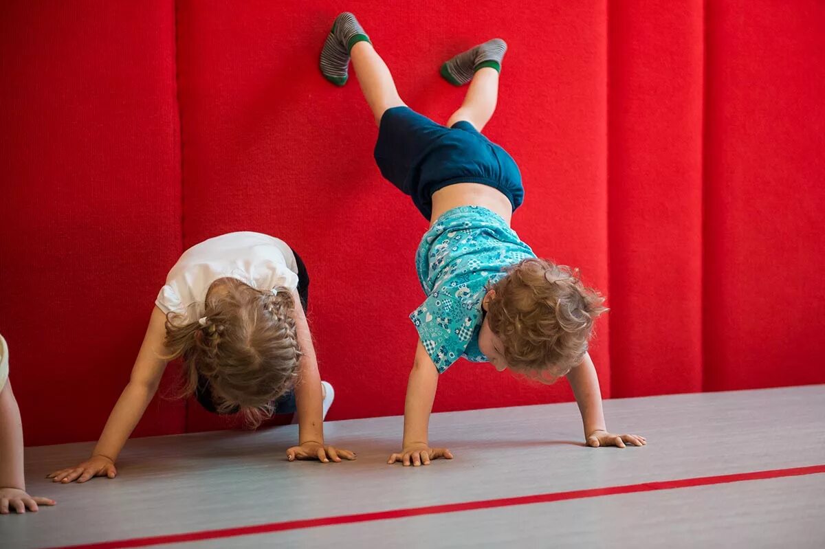 Упражнения детей 3 4. Гимнастика для детей. Акробатика для детей. Гимнастические упражнения для детей 5 лет. Гимнастические движения для детей.