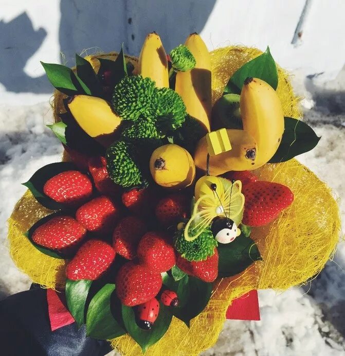 Букет из фруктов с бананами. Фрукты в виде члена. Букет из бананов и клубники. Букет коробка из бананов. Букет из фруктов с ананасом.