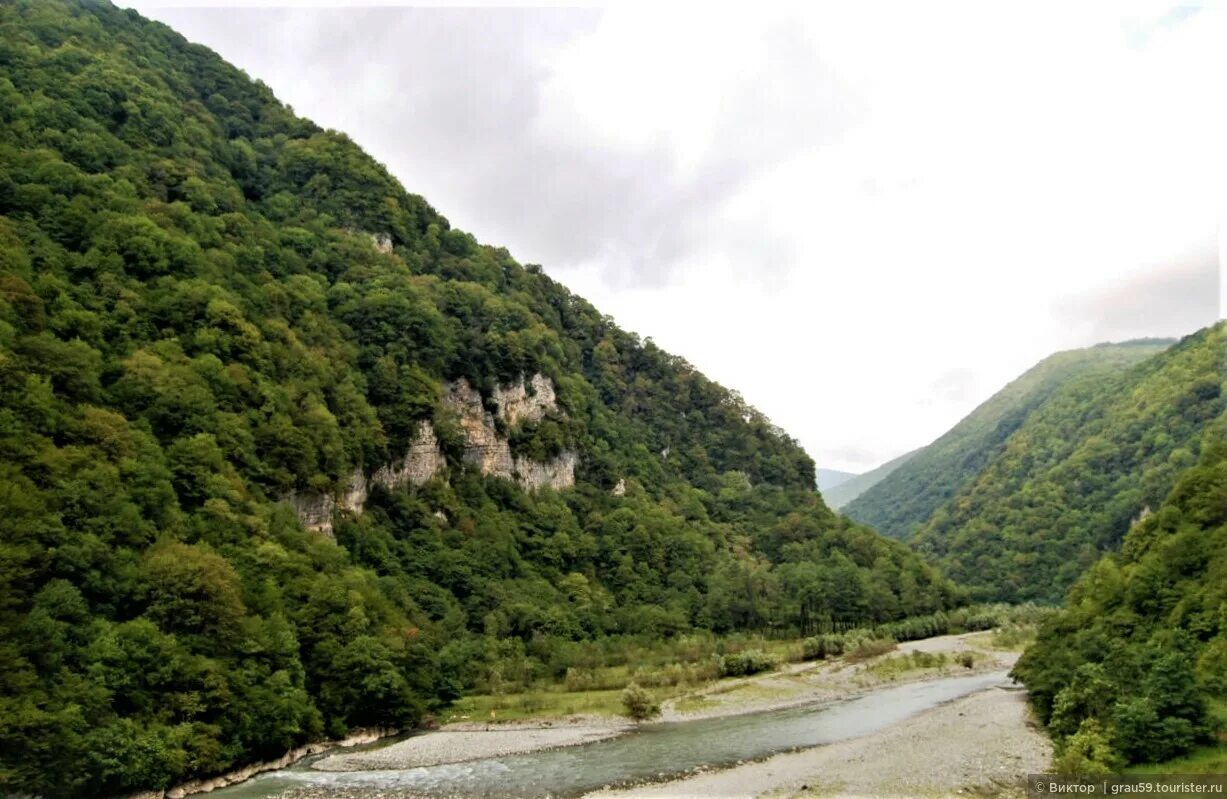 Река гиб. Река Бзыпта Абхазия. Гумиста Абхазия. Сухуми мост Гумиста. Река Гумиста в Абхазии.