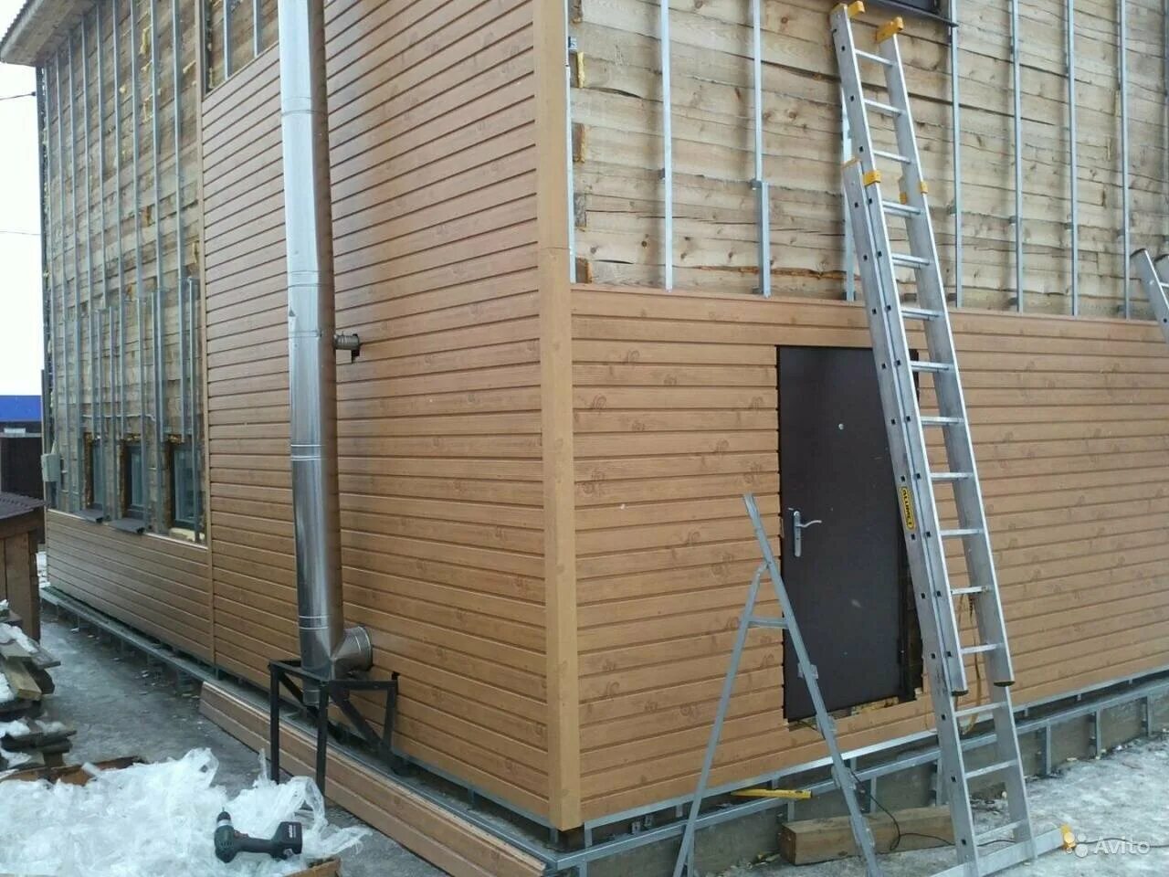 Деревянная обрешетка с утеплителем под сайдинг альта профиль. Металлический каркас под сайдинг. Монтаж сайдинга под. Дом обшитый вагонкой и сайдингом. Отделка стен сайдингом.