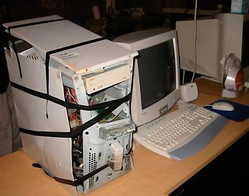 Разбил пк. Старый сломанный компьютер. Старый поломанный компьютер. Старый комп. Корпус старого ПК.
